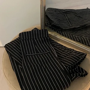 Kostymbyxor  - Randiga kostymbyxor i Bootcut/flare modell💕köpta på Bershka i London!✨✨Frakt ingår i priser