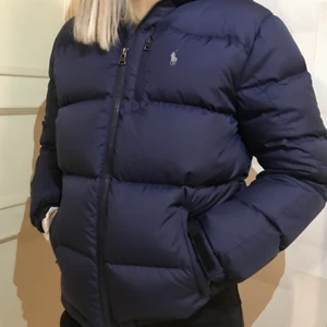 Ralph lauren jacka - Säljer denna fina, bekväma och varma jacka från Ralph Lauren. Jackan är ifrån barnavdelningen men funkar på de som brukar ha XS\S annars är jackan i mycket bra skick. Frakt tillkommer😊 BUDA I KOMMENTARERNA. Orginalpris 1700kr.