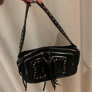 En supersnygg svart väska från det populära märket Núnoo🖤 fransar från dragkedjorna och silvriga detaljer på väska och väskband😚. Superbra skick, använd fåtal gånger! Hör av dig om du är intresserad! Nypris runt 700kr, säljer från 199kr☺️☺️