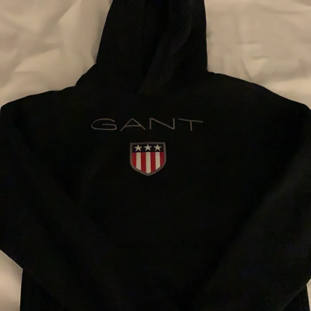 Svart Gant hoodie med luva och ficka, super fint skick, endast använd några gånger, storlek 158-164 men passar XS-S, 250kr. Hoodies.
