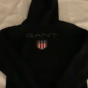 Svart Gant hoodie med luva och ficka, super fint skick, endast använd några gånger, storlek 158-164 men passar XS-S, 250kr