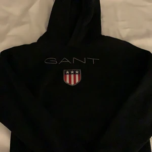Svart Gant hoodie - Svart Gant hoodie med luva och ficka, super fint skick, endast använd några gånger, storlek 158-164 men passar XS-S, 250kr