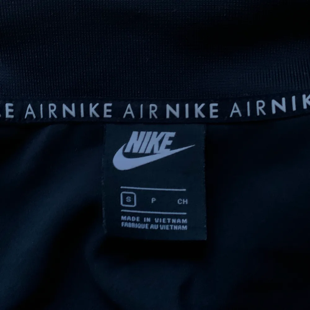 Supercool Nike Air jacka i tunt material. Text längs ärmarna samt logga vänster fram. Köpt för över 600kr, använt max en gång, nyskick. Köparen står för frakt🤍. Jackor.