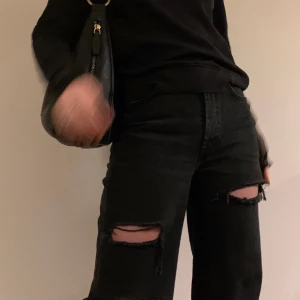 Zara jeans straight - Ett par jättefina straight jeans från Zara med slitningar och hål på knä. Högmidja. Passar till allt! Storlek 34 men passar 36 också skulle jag säga💛 Jeansen är i bra skick!Skicka meddelande om du är intresserad😋