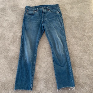 Levis 501 med slitning - Storlek 31/32, knappt använda! Gjort egna slitningar nere på jeansen!