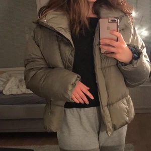 Puffer Jacket - Helt ny puffer jacka som jag köpte men inte fick anvädning av:(! Storlek M men själv är jag S och den sitter perfekt! 
