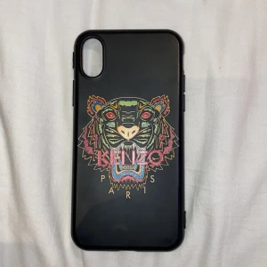 Kenzo skal - iPhone X/xs skal från kenzo, som nytt använt i ett halvår och inga skador eller defekter. Köpare står för ev frakt