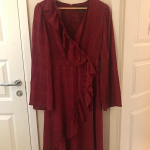 Aftonklänning LOST INK - Jättefin aftonklänning i strl XS (passar även S). Sitter tight vid midjan. Öppen söm på insidan (syns ej utåt)