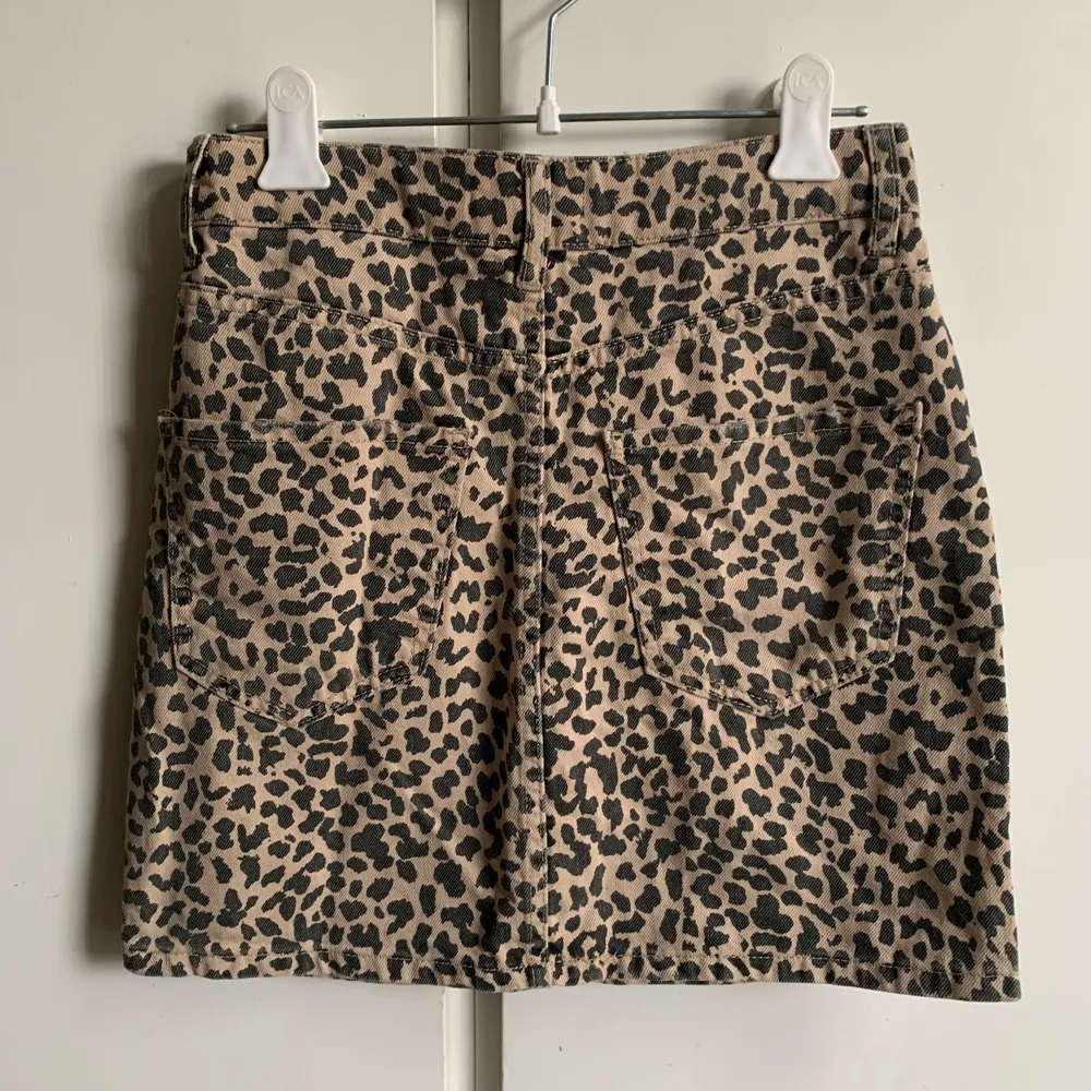 Kort kjol i denim från Gina Tricot med hög midja och gylf med dragkedja. Ingen stretch. Köptes för 399 kr och har på sin höjd använts 1-2 gånger. . Kjolar.