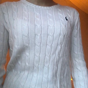 Ralph Lauren Stickad Tröja - Vit kabelstickad tröja från Ralph Lauren i bra skick utan defekter. Storlek S. Hör av dig för fler bilder eller frågor!🤍