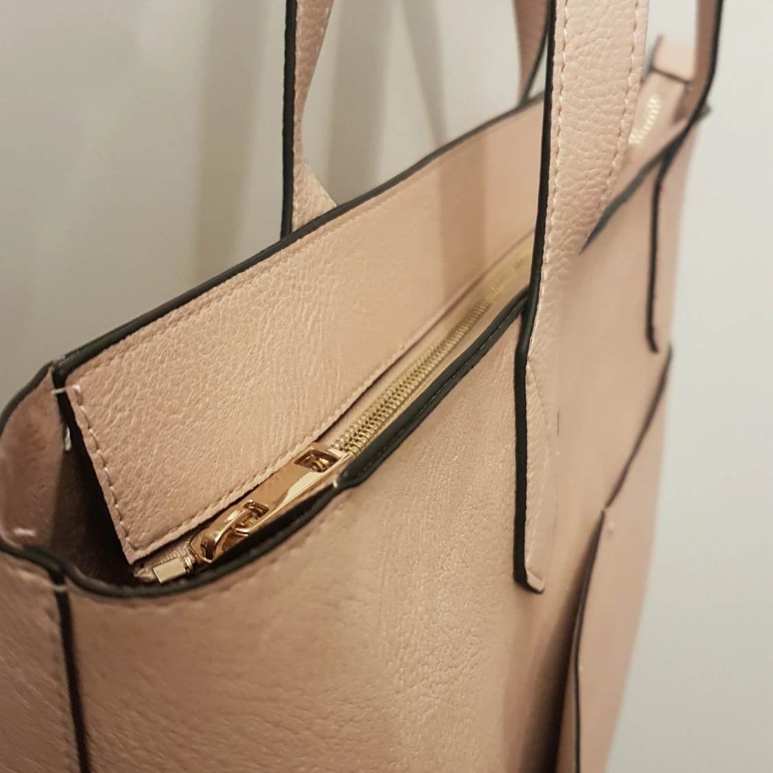 Puderrosa väska med dragkedja och innerfack - 90