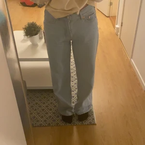 Jeans  - Ett par jätte fina jeans från junkyard. Köpta för 499kr. Använda 2 gånger och dem är i bra skick. Säljer för dem inte är min smak. Hon på bilden är 172 och är perfekta på längden. Om ni har några frågor kontakta mig💞🥰