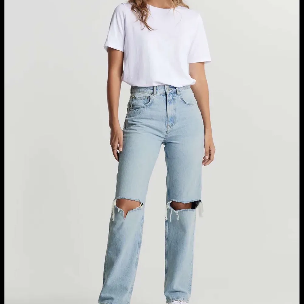 Säljer dessa jättefina och populära jeans!💖 300kr + frakt!. Jeans & Byxor.