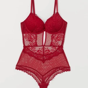 Spetsbody VIT/SVART/RÖD - Har 3 bodys i 3 färger