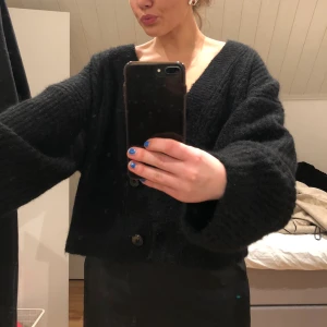 Stickad kofta från weekday, storlek M - Otroligt fin stickad kofta med stora armar från weekday. Den sticks litegrann men känns inte om man har en långärmad under. Använd ca 3-6 gånger så nästan oanvänd. Säljer den för att den är lite för stor för mig. Original pris 500kr.