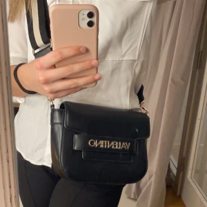 Valentino By Mario väska - Säljer min Valentino by Mario väska då den ej kommer till användning längre. Superfint skick typ helt oanvänd. Nypris ca 1000kr mitt pris 250kr eller buda beroende på hur många som är intresserade. Kontakta mig för mer bilder eller frågor 🤗💖