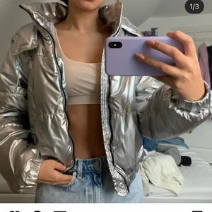 Silvrig vinterjacka  - Cool silvrig vinterjacka från bershka⚡️180kr använd några få ggr, har en liten defekt på höger arm(se bild 3)⚡️⚡️⚡️