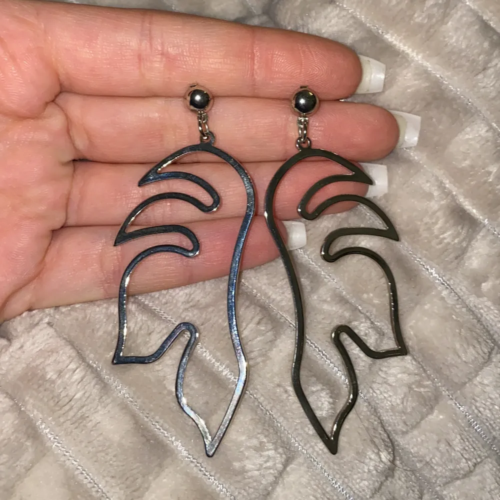 Säljer de här jätte söta silver örhängen i löv formen, använt de ett par gånger med de är som nya. Accessoarer.