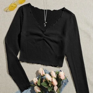 Shein tröja - Gratis frakt - En jättefin Shein tröja som var för liten. Den är en M men är mer som en S. Fråga gärna efter bättre bilder! Säljer för 80kr inklusive frakt <3