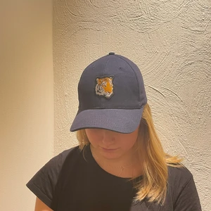Mörkblå keps  - Fin mörkblå keps i 100% bomull med en broderad tiger på!Den är från mitt UF företag Cap Charité. En del av vinsten går till arbetet med utrotningshotade djur💜💞🐯🦁