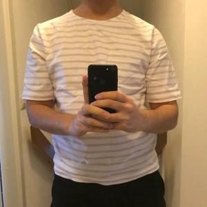 COS T-shirt  - Snarare S. Fina ljuslila ränder (ses bäst på bild 2)