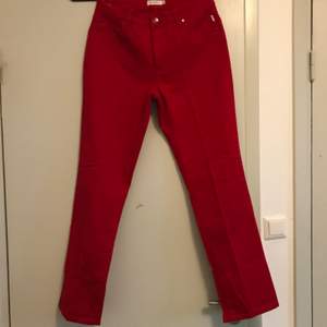 Röda fina byxor 👖 aldrig använda, storlek 40 