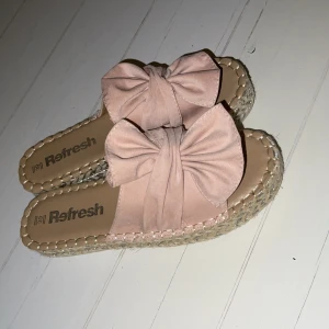 Sandaletter ljus rosa 👡 - Aldrig använda! Säljer för 299kr då de är helt oanvända, kan skicka fler bilder! Storlek 39/38, vid mer info skriv 💬 privat meddelande. 