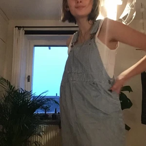 Monki dungarees  - Jättefin blå hängselklänning från monki. Superfin till sommaren med en liten vit crop top. 
