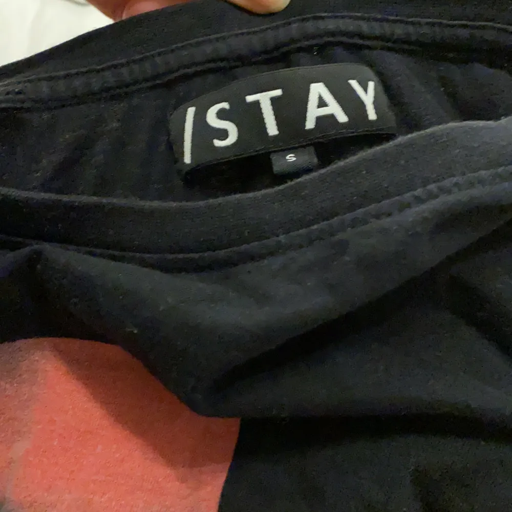 🖤En svart t-shirt med tryck från Stay i storlek S. Köpt på Carlings.. T-shirts.