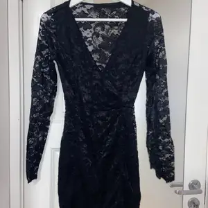 Snygg svart klänning från nelly, perfekt till fest eller kalas!
