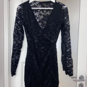 Svart klänning från nelly - Snygg svart klänning från nelly, perfekt till fest eller kalas!