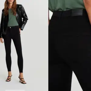 Svarta Molly jeans från Gina helt oanvända har båda lapparna kvar på byxorna, har bara testat dom en gång.  Frakt ingår inte i priset.