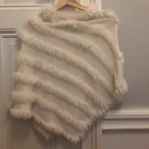  - Nästan aldrig använt denna fina ponchon då jag inte haft möjlighet till de. Äkta päls, Bra skick😍