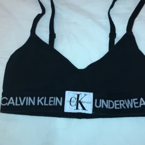 Calvin klein topp - Jätte söt (äkta) Calvin Klein topp🥰 tyvär för liten för mig. Använd ngr ggr men mycket bra skick. Köpte för 300kr. Kan mötas upp annars står köparen för frakt (42kr).💞💘 
