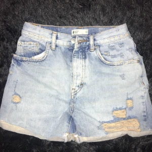 Shorts - Slitna shorts från Gina Tricot. I strl Xs. Oanvända. Frakt tillkommer.