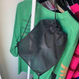  - 🗯Väska från glitter. Funkar som en ryggsäck; sätt den på ryggen!!! Tyget är smått håligt, aldrig använd!🗯