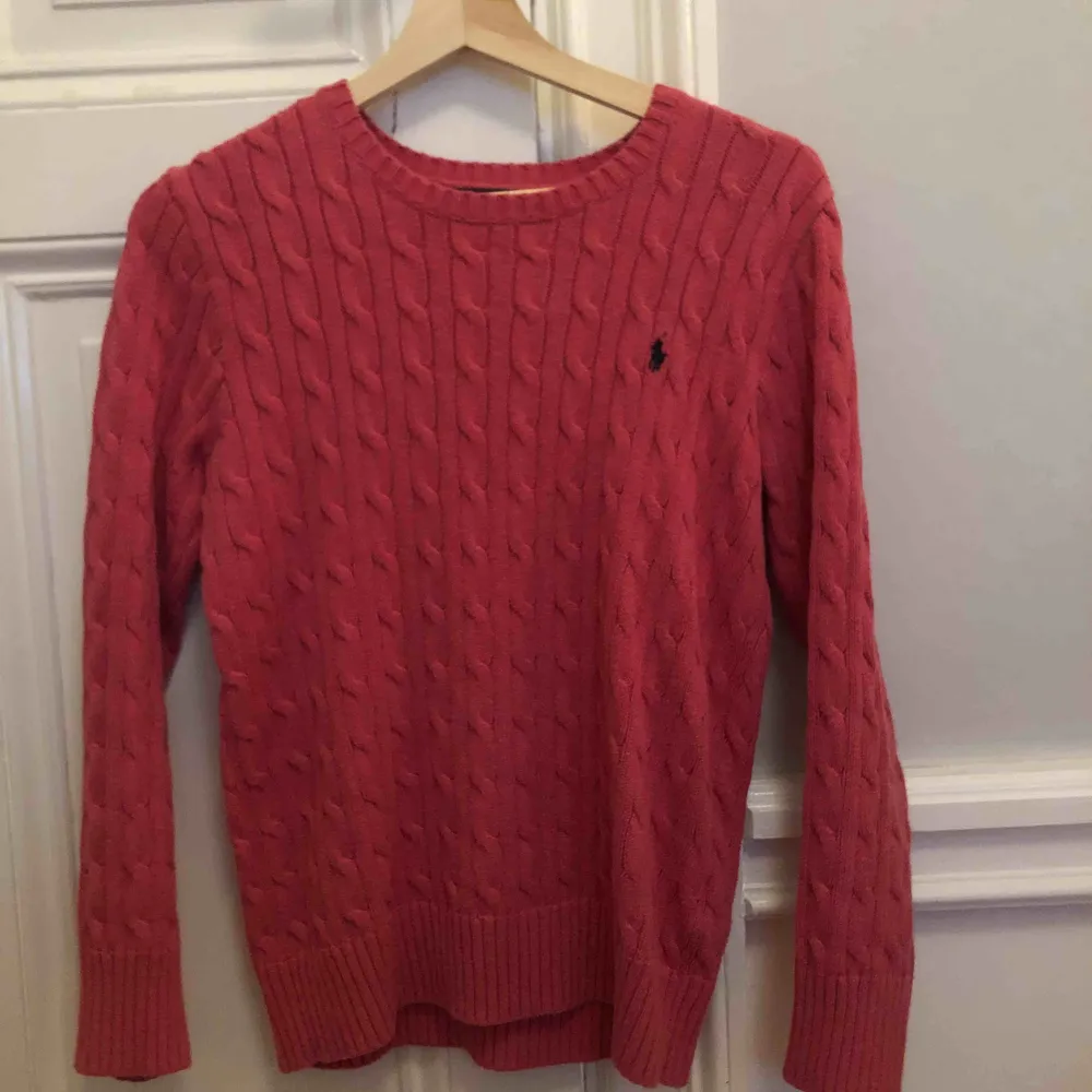 Passar S. Jättefin färg, röd/rosa kabelstickad tröja från ralphlauren. Inte använd många gånger och säljer därför. Bra skick😍. Tröjor & Koftor.