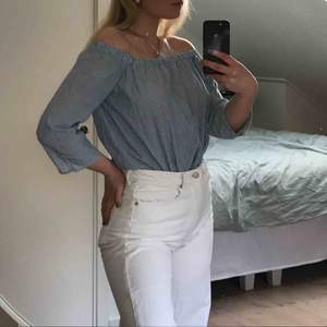 Söt off-shoulder topp, perfekt till sommaren! Så fräsch med vit/blåa ränder och passar fint t.ex vita jeans!! Skulle säga att den även passar en M. Köpare står för frakt☺️☺️