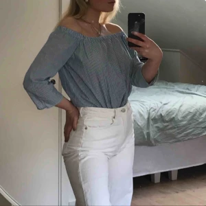  - Söt off-shoulder topp, perfekt till sommaren! Så fräsch med vit/blåa ränder och passar fint t.ex vita jeans!! Skulle säga att den även passar en M. Köpare står för frakt☺️☺️