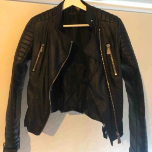  - Skinnjacka i fakeläder i använt skick 🥰