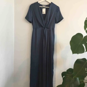  - Marinblå långklänning. Aldrig använd, prislapp kvar. 