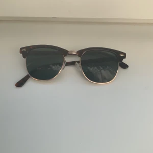 Bikbok solglasögon - De passar jätte bra på alla ansikten! 🥰 Köpte de från Bikbok 👍 Har aldrig använt de pga av att jag har jätte många andra solglasögon, och därför vill jag sälja den till någon som kommer gilla de mer än vad jag själv gör! ❤️👍