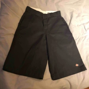  - Säljer ett par skitcoola dickies-shorts pga att de är för små för mig. Väldigt bra skick och själv älskar jag de för att de är så pass sköna! Köptes för 500 kr. Möts upp i Sthlm/nacka!!