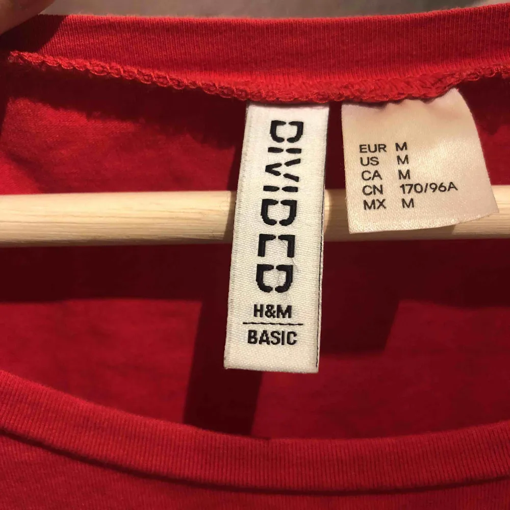 Röd enkel tshirt från H&M i storlek M.  Kan mötas upp i gävle eller frakta!🥰❤️. T-shirts.