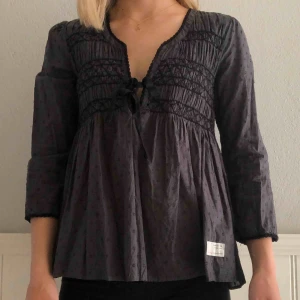  - Säljer populära blusen från Odd Molly i en mörkgrå färg. Bra skick, använd fåtal gånger. Nypris > 1000kr.
