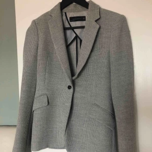  - Superfin kavaj från Zara som passar en XS- M. Knappt använd