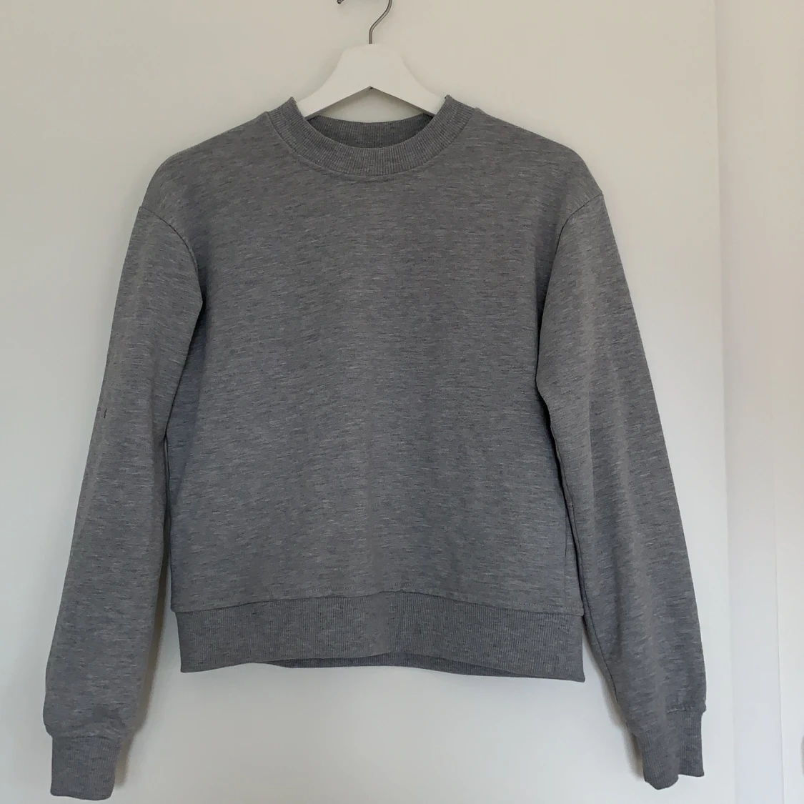 Grå sweatshirt