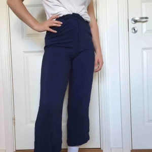  - Snygga mörkblå croppade byxor från h&m. Har lite noppror. 100% viskos. Frakt på 55kr tillkommer!