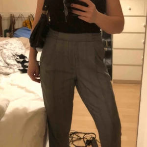 Rutiga byxor  - Superfina rutiga kostymbyxor från Kappahl! Har muddar och svarta detaljer på sidan. Sparsamt använda🌸🌸 frakten kostar 66 kronor 