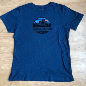 Blå t-shirt från Patagonia. Använd fåtal gånger, så i bra skick! Passar storlek M/L. Pris kan diskuteras!